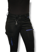 Frontansicht des oberen Teils der Winterreithose Damen, die Reißverschlüsse sind aus wasserdichtem Material in blau. Man erkennt den Grippbesatz und den Softshellstoff. Die Reithose ist eine Mischung aus Jodpurhose und Stiefelhose, perfekt zum Arbeiten und Reiter.